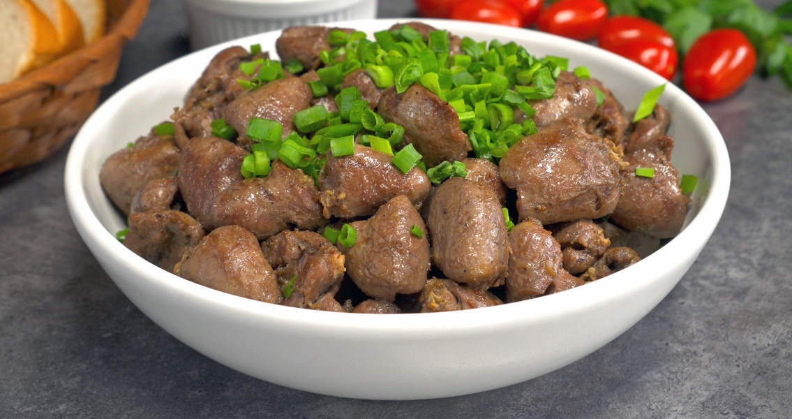 Рецепт куриных сердечек на сковороде с луком