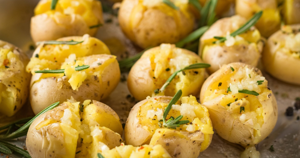 Как вкусно запечь молодую картошку в духовке