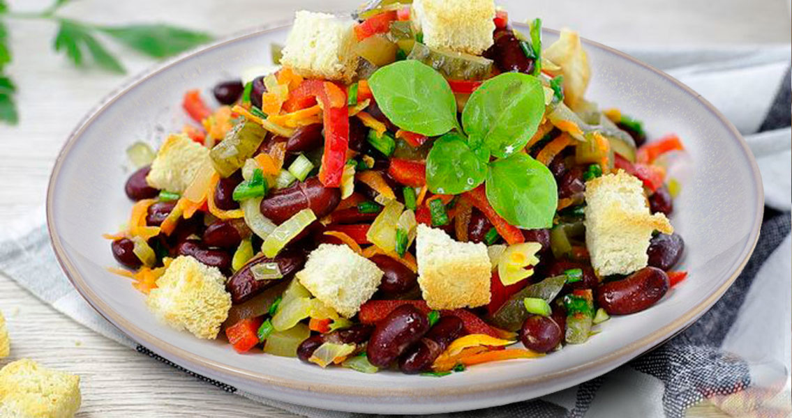 Салат с фасолью и сухариками: вкусно, сытно и полезно