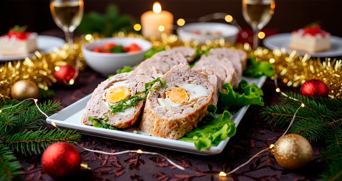 Праздничный мясной рулет