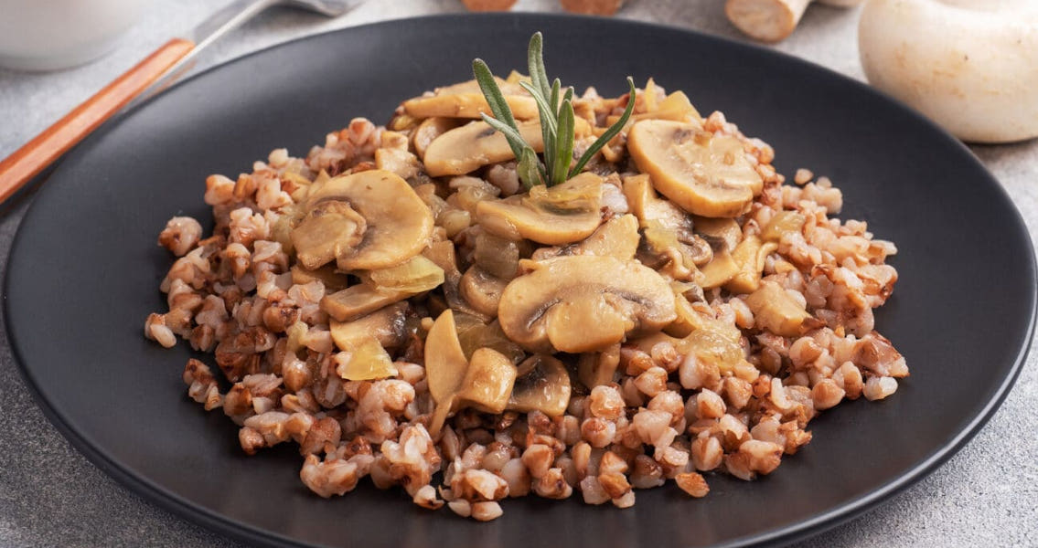 Гречка с грибами и луком - простое блюдо с богатым вкусом