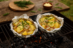 Картошка в фольге с салом и луком - простой рецепт для духовки и мангала
